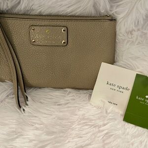KATE SPADE ZIPPERED CHRISSY BERKSHIRE ROAD WRISTLET